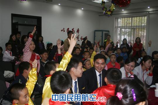 天津航空杯“童心向党”走进华山里小区