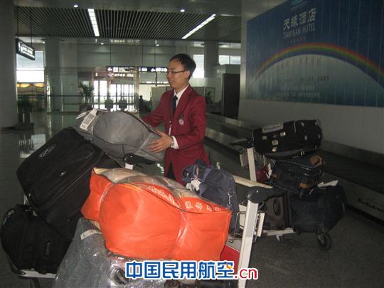 南航新疆中转“安全月”严把行李关