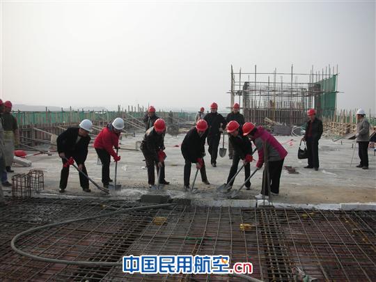 南航新疆分公司出勤楼工程提前实现主体封顶