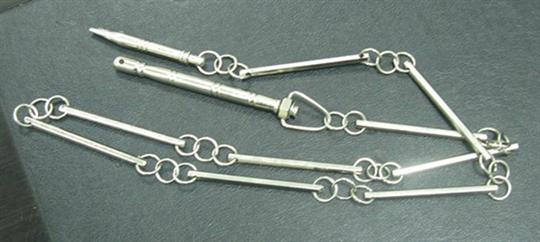 喀什机场安检查出货物中夹带携带九节鞭