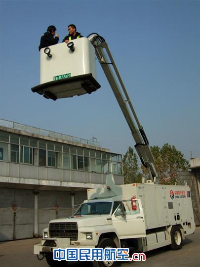 维修人员操作除冰车 东航山东维修部开展除冰车实际操作演练