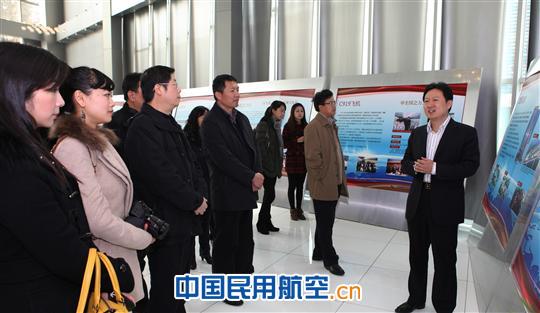 图:首航团人员到中国商飞公司参观 成都航空开通成都至上海浦东航线