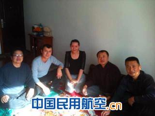 南航新疆分公司飞行部新年拜访飞行员家属家