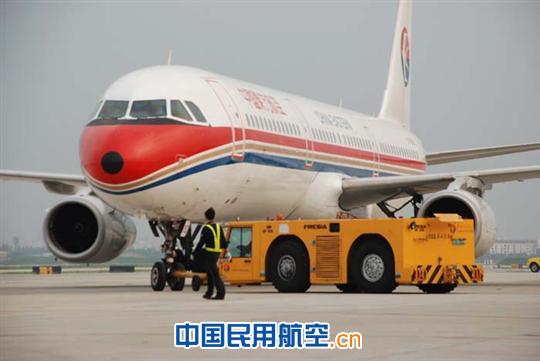 东航山西维修部站好2011年最后一班岗