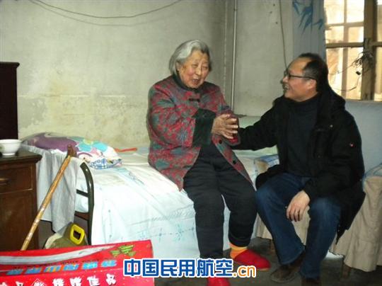 华北空管气象中心连续五年慰问机场社区特困家庭