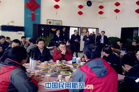 东航甘肃分公司领导深入一线慰问机务员工