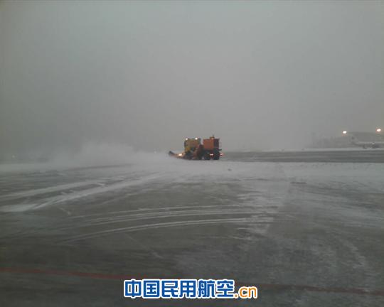 山西监管局对太原机场除冰雪工作开展现场监察