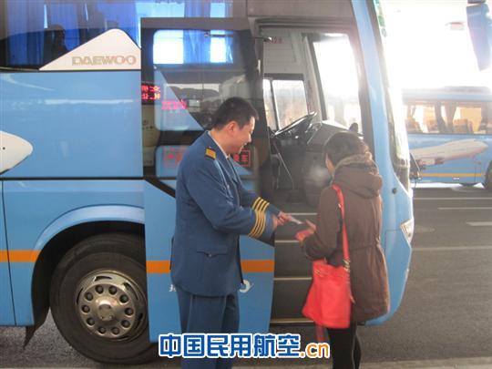 青岛机场快线换新装 窗口形象再提升