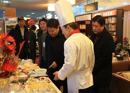 新疆航食龙腾虎跃迎佳节  菜肴飘香贺新春