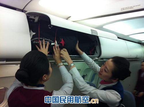 南航北方客舱三部为返乡旅客提供贴心服务