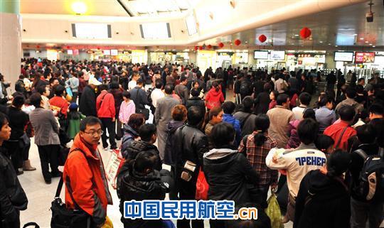 大雾致海口美兰机场取消大量航班
