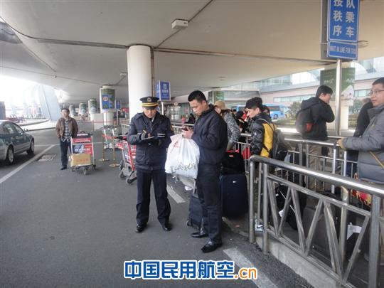 青岛机场切实做好春节出租车派发服务保障工作