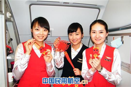深航严璐乘务组贴心服务 化解旅客延误烦躁情绪