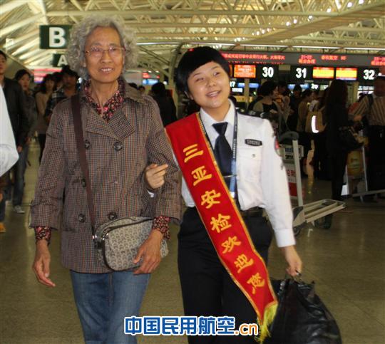 凤凰机场春运特写：放心安检 温馨服务