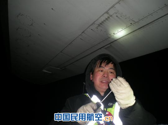东航山西维修部员工元宵节里排故忙