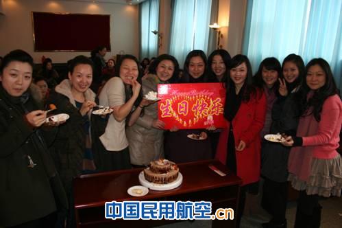国航重庆分公司领导与乘务长共祝生日