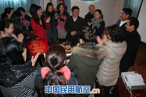 国航重庆分公司领导与乘务长共祝生日