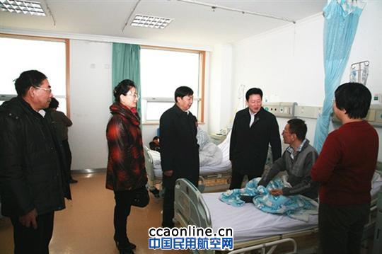 东航山东分公司领导春节前看望患病职工