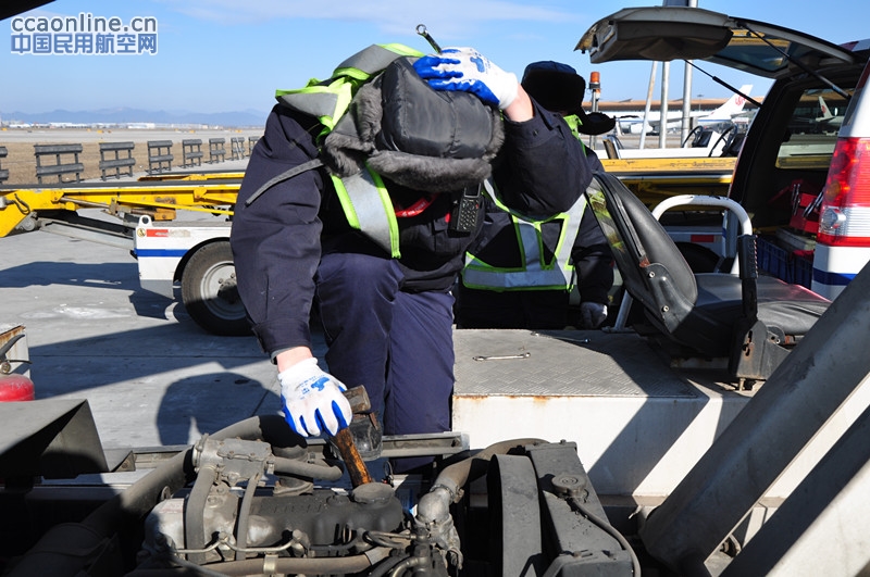 有一种忙碌叫春运  有一种责任叫担当 有一种温暖叫守候 国航地服人春运保障第一天