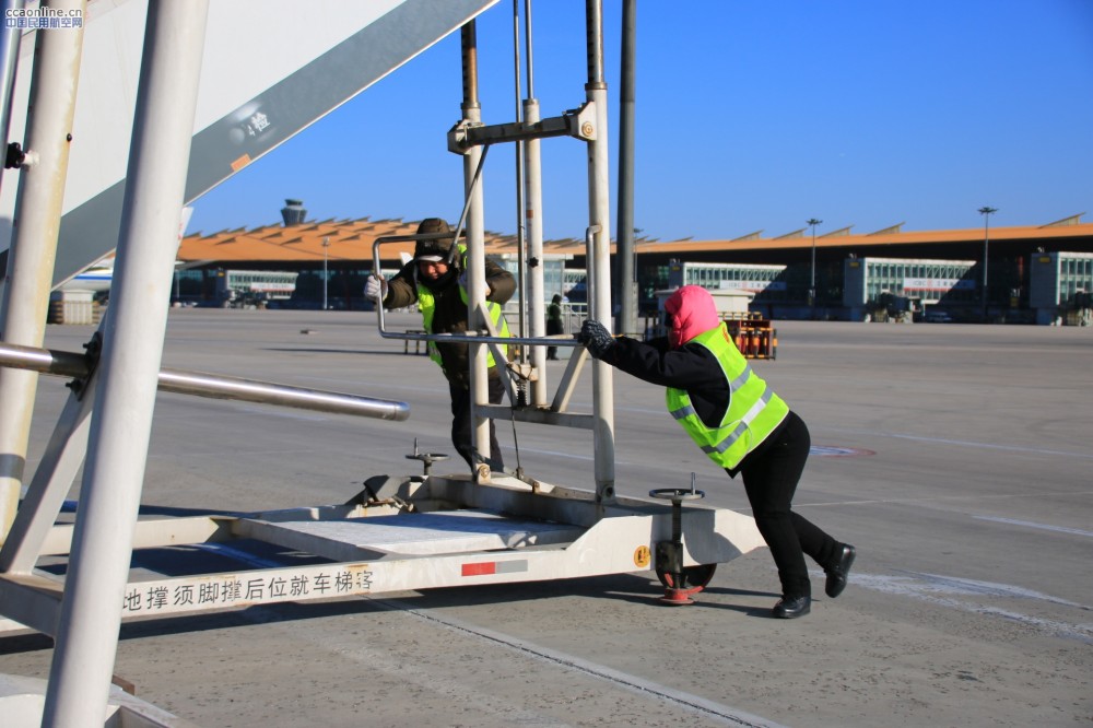 有一种忙碌叫春运  有一种责任叫担当 有一种温暖叫守候 国航地服人春运保障第一天