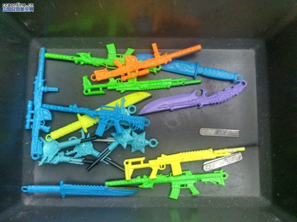 八龄童带大批野外求生神器欲上天惊呆安检员