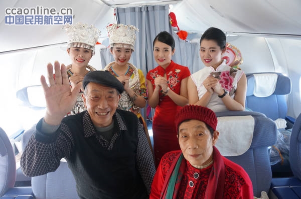 南航贵州空姐化身“苗姑娘”新春献美食