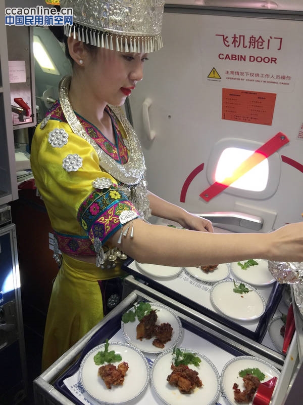 南航贵州空姐化身“苗姑娘”新春献美食