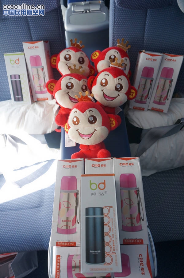 南航贵州空姐化身“苗姑娘”新春献美食