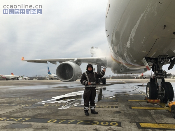 海航机务迎战猴年第一场雪