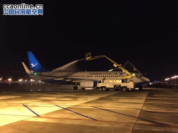 海航机务迎战猴年第一场雪