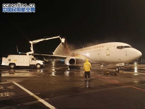 海航机务迎战猴年第一场雪