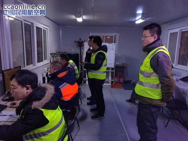 海航机务迎战猴年第一场雪