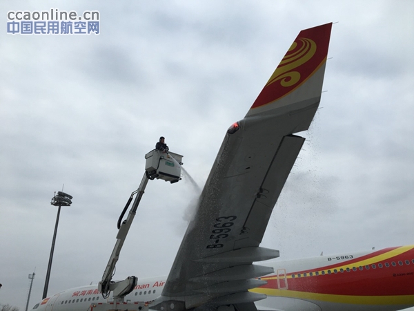 海航机务迎战猴年第一场雪