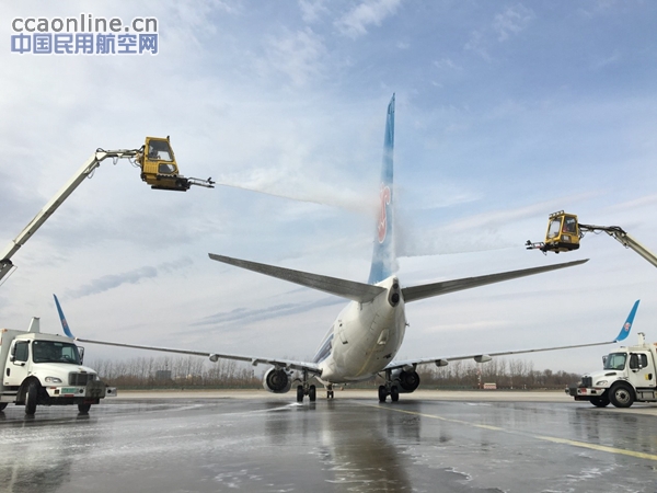 海航机务迎战猴年第一场雪