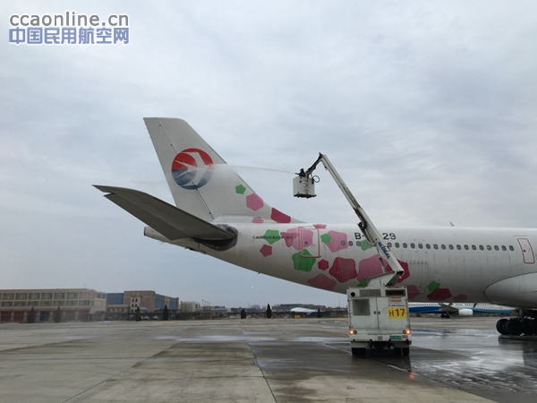 海航机务迎战猴年第一场雪