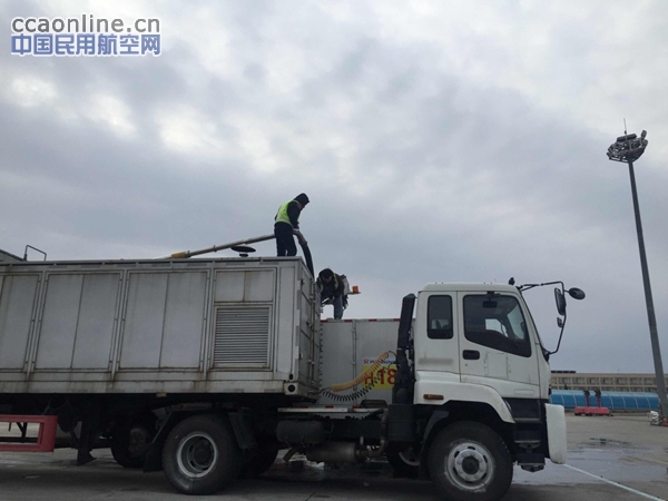 海航机务迎战猴年第一场雪