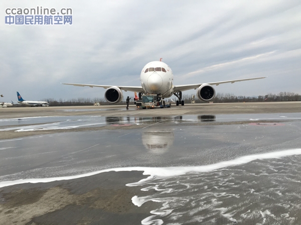 海航机务迎战猴年第一场雪