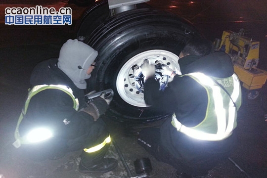 东航甘肃机务人战风雪 斗严寒 保安全