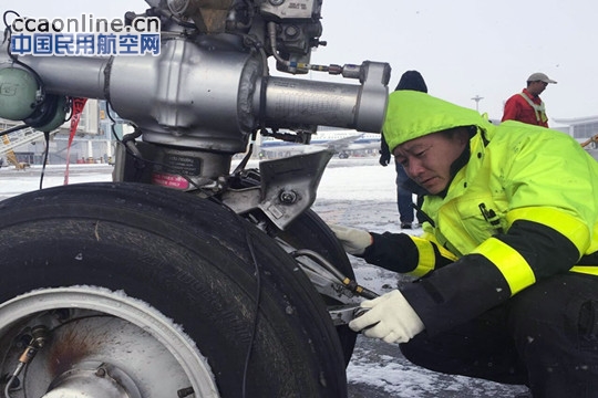 东航甘肃机务人战风雪 斗严寒 保安全
