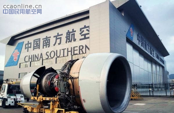 南航机务通力为飞机换发，为春运高峰抢运力