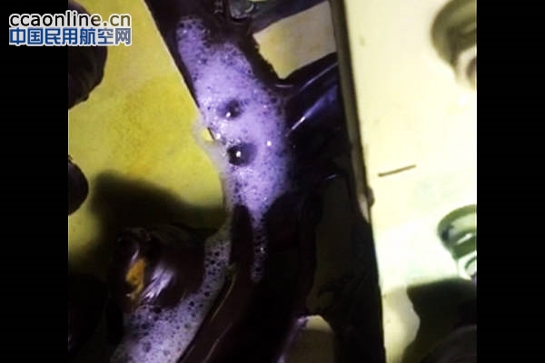 四川飞机维修春节期间为客户抢修油箱补漏