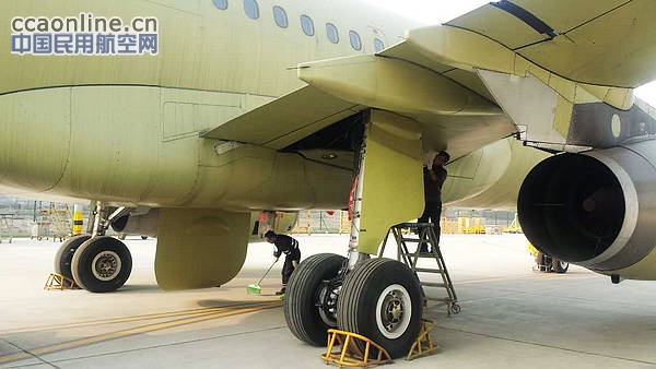 四川飞机维修春节期间为客户抢修油箱补漏