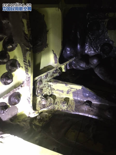 四川飞机维修春节期间为客户抢修油箱补漏